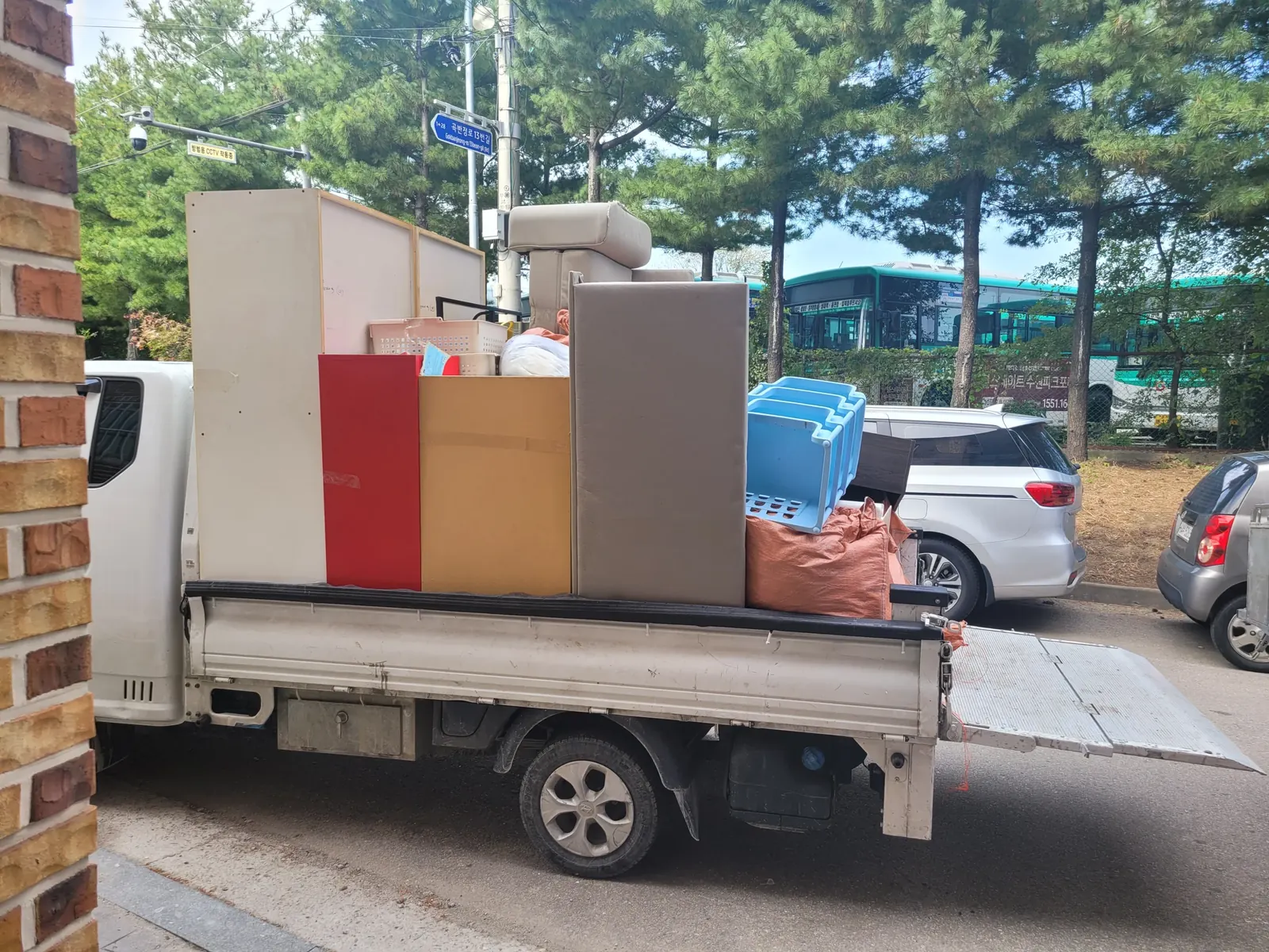 이사 짐을 실은 트럭이 주택가 골목에 서 있는 모습